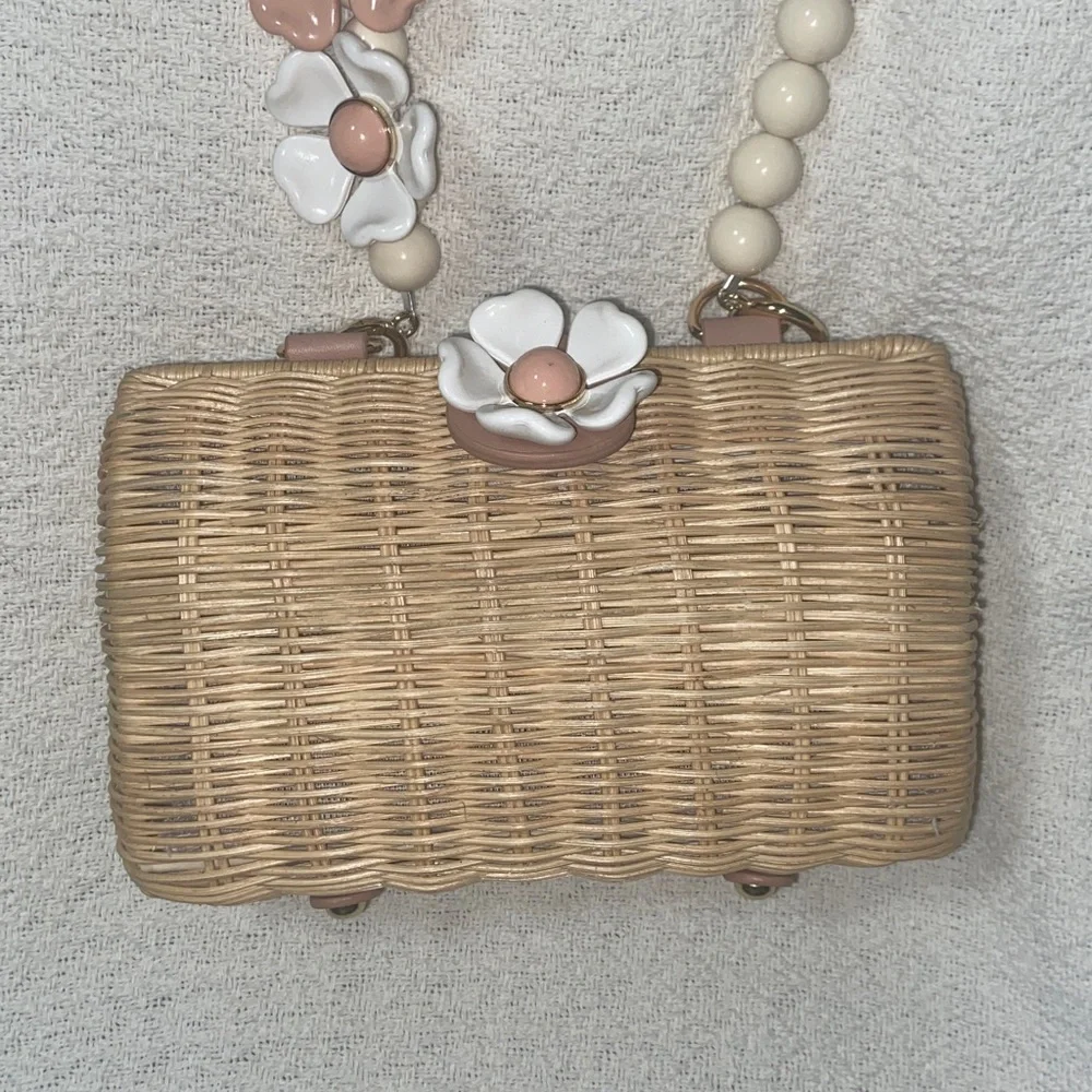 Nwot BTB Page Floral Clutch - Picture 3 of 12